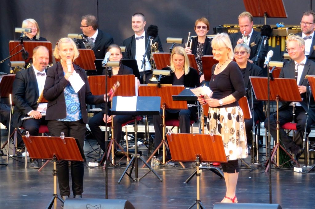 Parkteaterns chef Sissela kyle presenterar En musikalisk hyllning "Vegas i Vitan"
