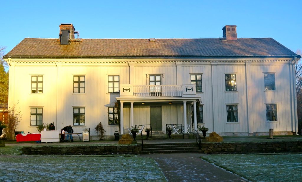 Alsters herrgård ligger i Värmland, strax utanför Karlstad. 