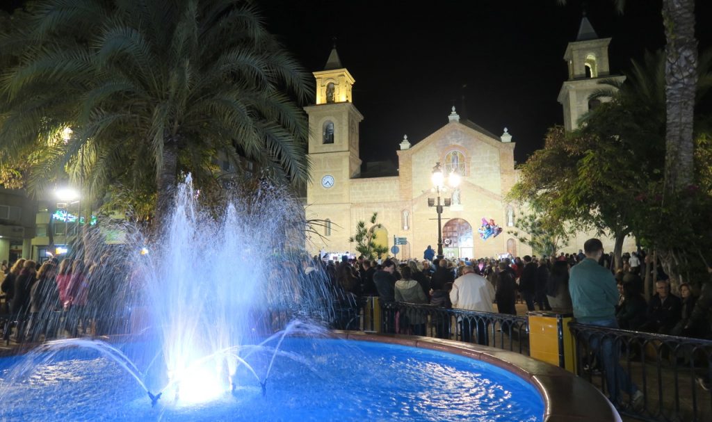 Många samlas på kyrktorget i Torrevieja för att vara med denna sista dag av årets skyddshelgonfest