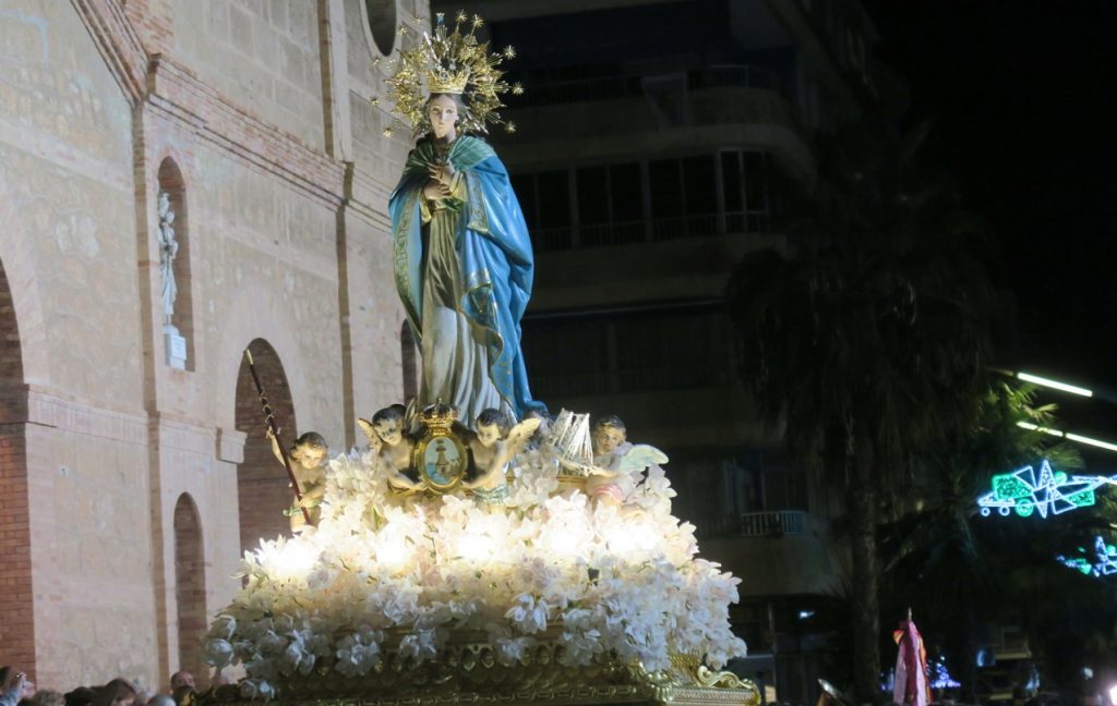 Torreviejas skyddshelgon, Inmaculada Concepcion, bärs ut ur kyrkan denna sista dag på årets skyddshelgonfest. 