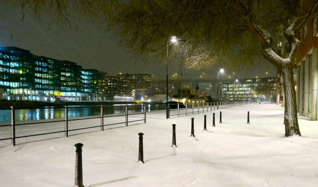 Upplysande och uppiggande med lite snö i Stockholm. Här på Södermalm. norra Hammatbyhamnen-