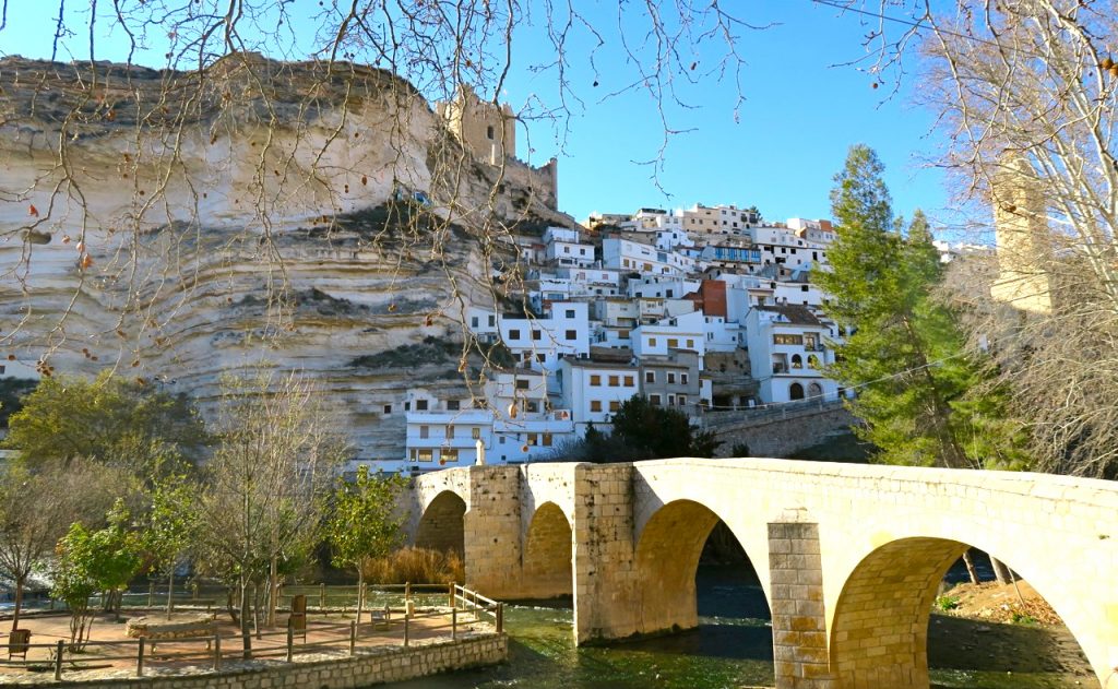 I byn Alcalá del Júcar klättrar grotthusen uppför bergsväggen och här ligger också djävulens grotta.