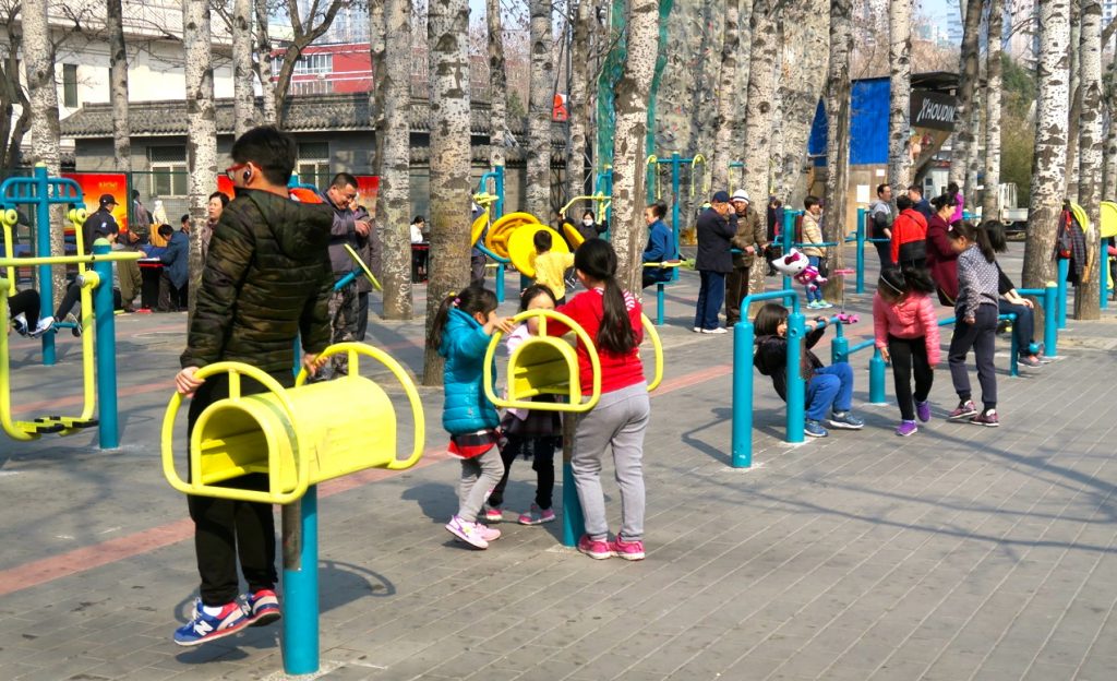 Aktiviteten är stor i Pekings parker. Särskilt på helgerna. 