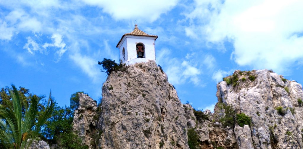 Från klocktornet i Guadalest på sin klippa har man en vacker vy över dalen.