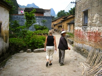 Ute och går i en liten by i södra Kina. 