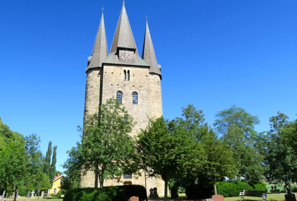 Husaby kyrka i Västergötland är från 1000 talet. 