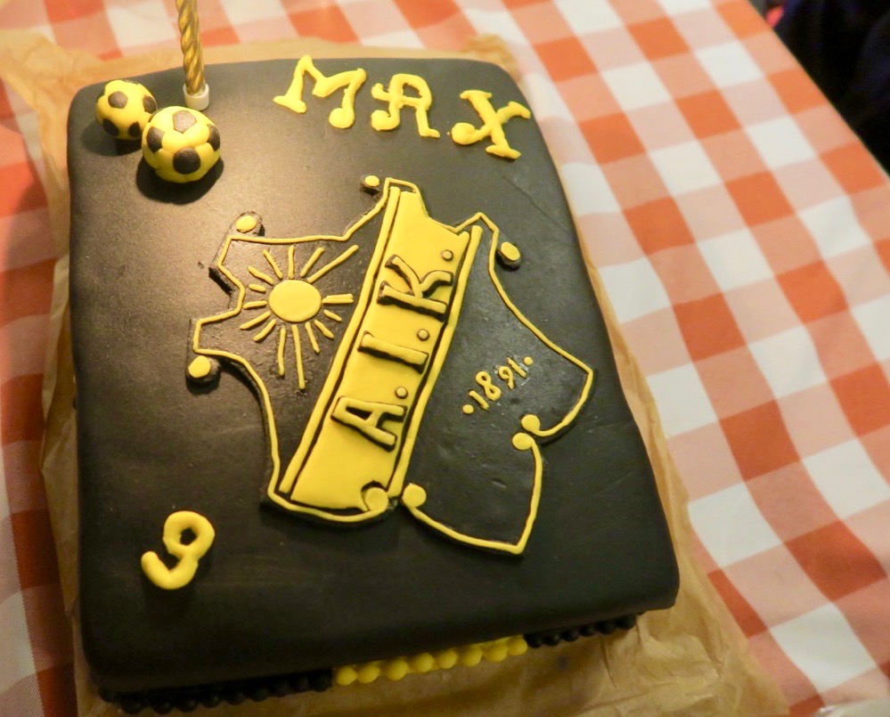 Kalas! Och det innebär tårta. DEnna fantastiska tårta har bakats av Max moster Helen på hans önskan