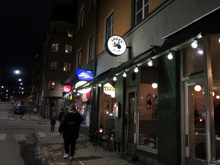 Utekväll på kvartersrestaurangen Lokes bar på Bondegatan på Söder i Stockholm. 