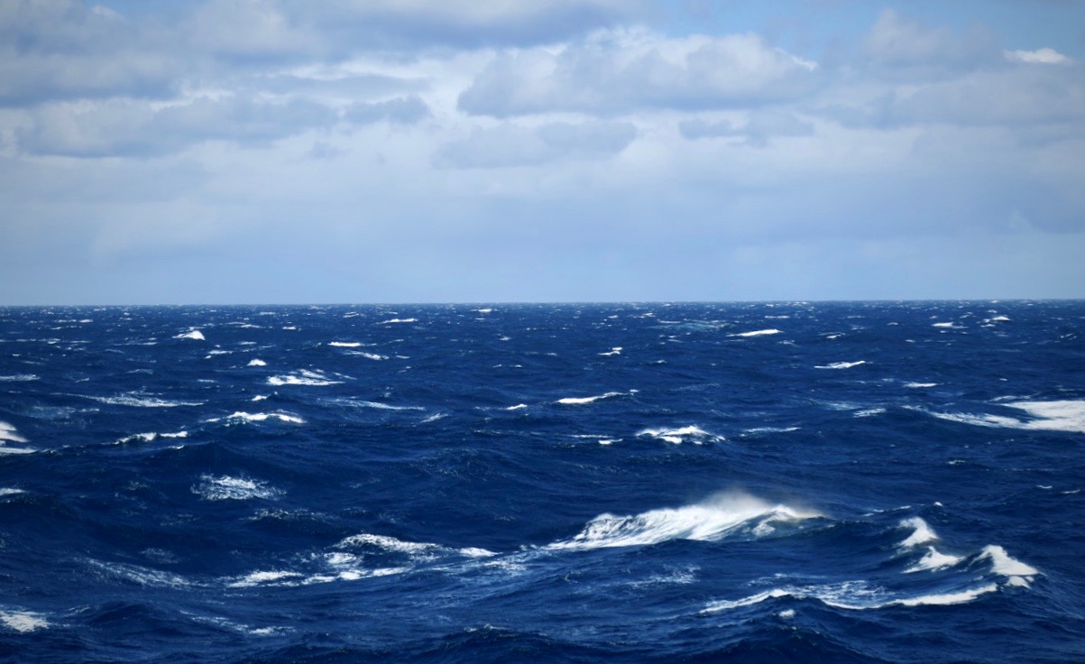 Vädret skifta snabbt ute på Atlanten såväl som på stilla havet. 