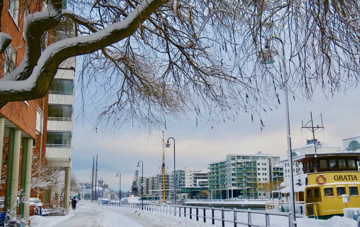 Södermalm och kajen vid Norra Hammarbyhamnen. Snön har lagt sig som ett vackart vitt täcke. 