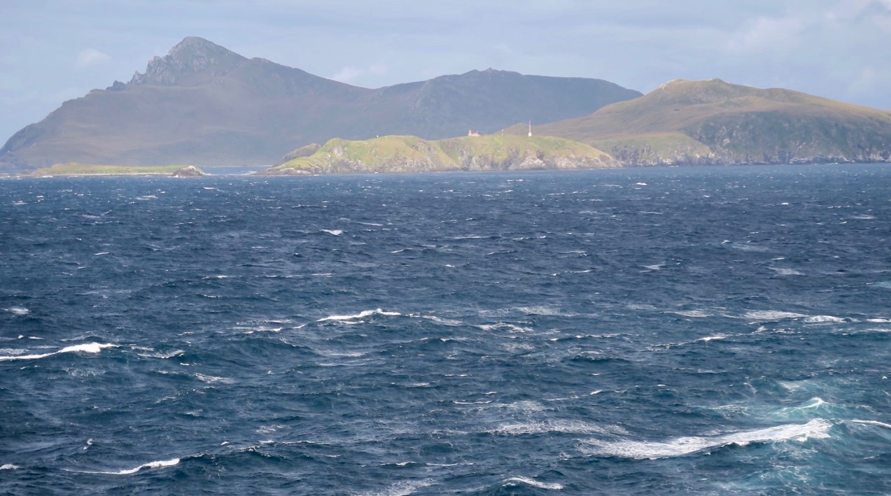 Kap Horn på Eldslandet längst söderut i Chile ligger framför oss. Här möts Stilla havet och Atlanten. 