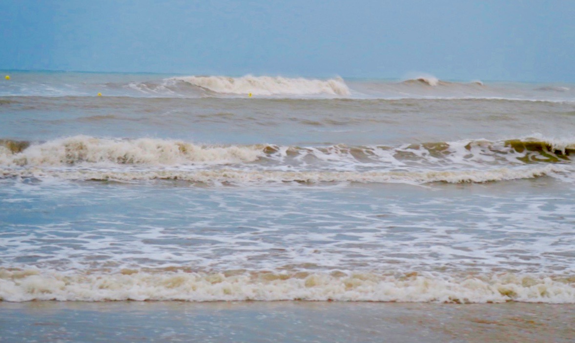 Playa de Los Locos, en av stränderna inne i Torrevieja, hårt påverkad av allt regn och den hårda blåsten. 
