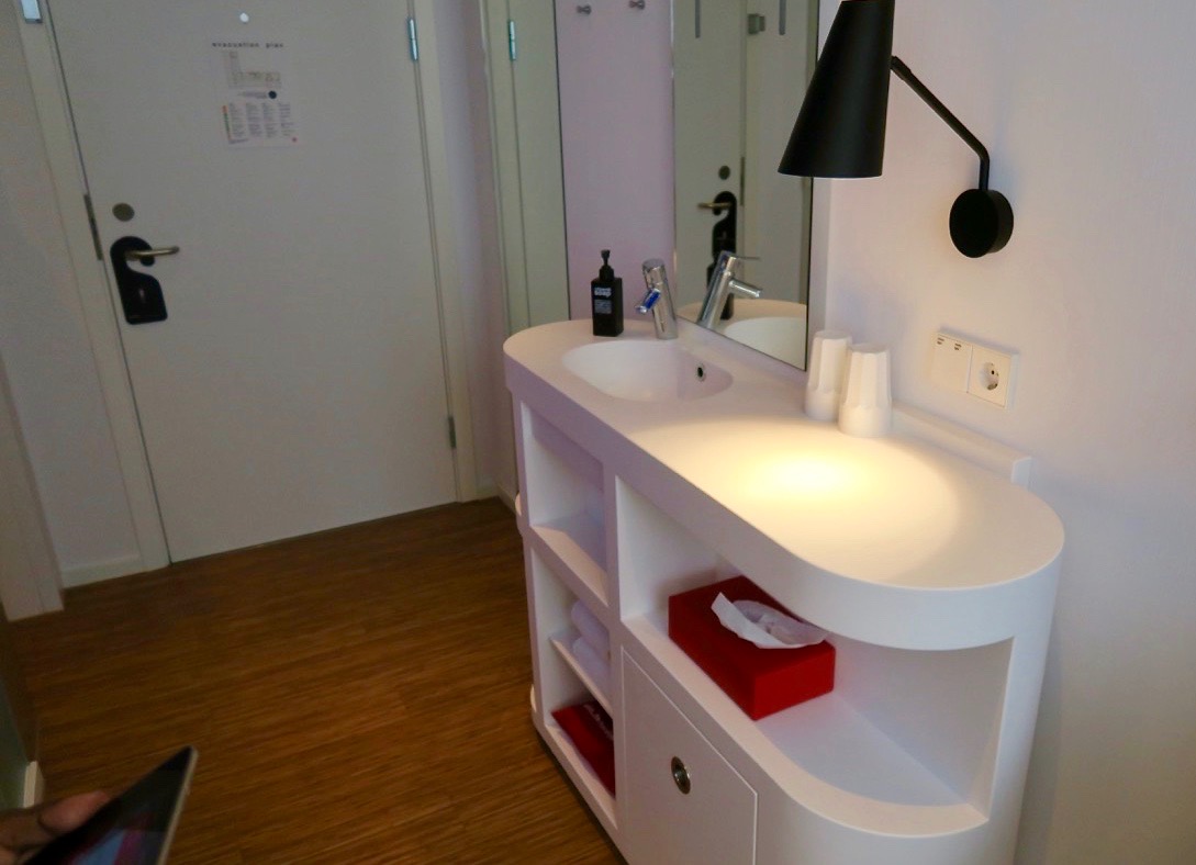 Hotell CitizenM har ganska små och kompakta rum och här i Köpenhamn är handfatet placerat utanför badrummet. 