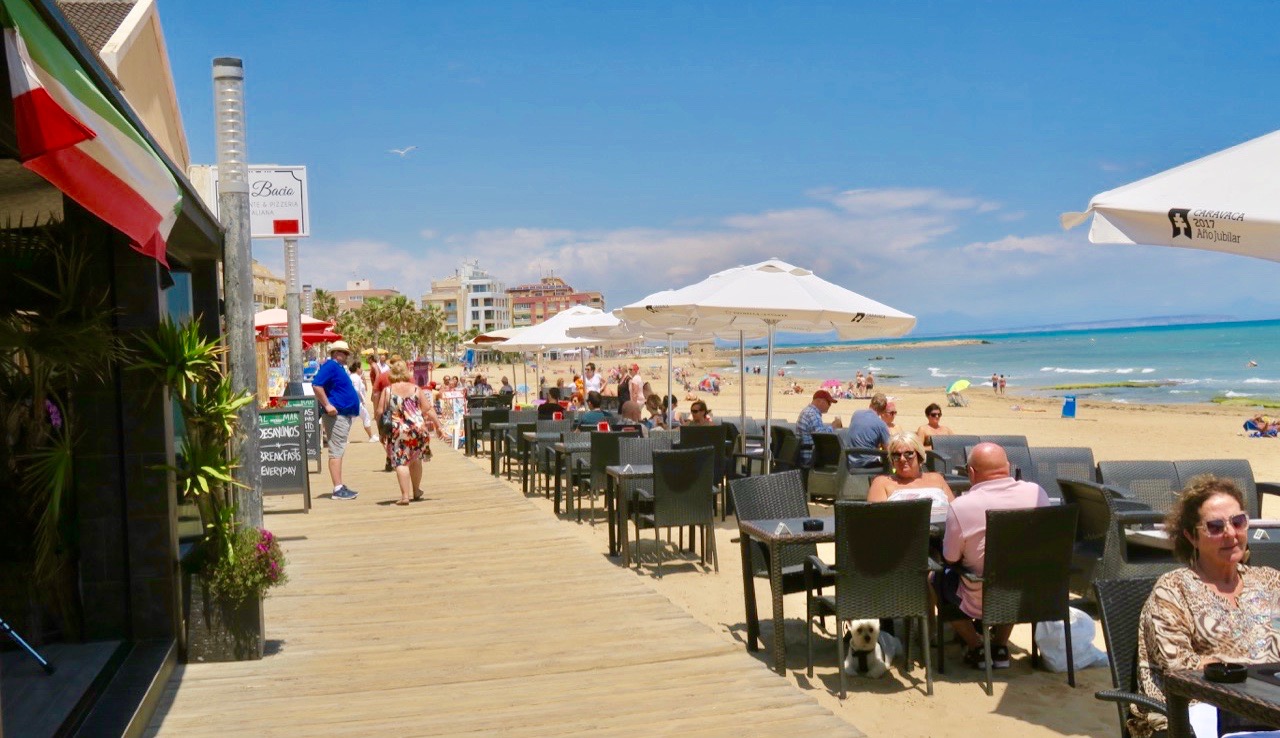 Sol och vatten/hav är tillsammand med restauranger och en fin strandpromenad en lyckad sammansättning