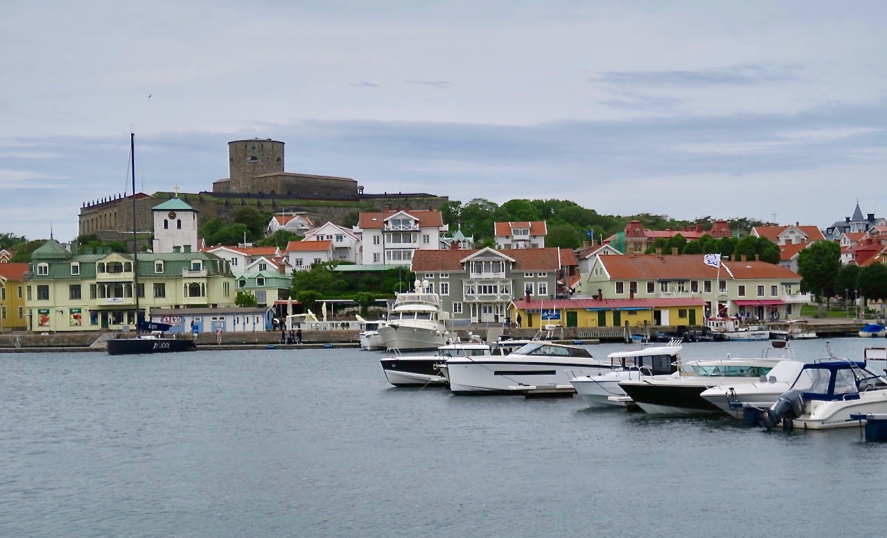Att ta färjan över till Marstrand från Koön på fastlandet tar bara några minuter. 
