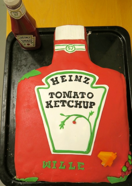 Idag har vi firat med denna härliga ketchuptårta