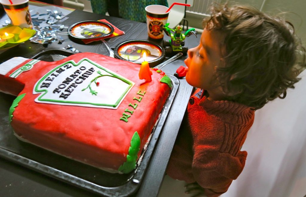 Vi har idag firat William som fyller fyra år med en fantastisk ketchuptårta. 