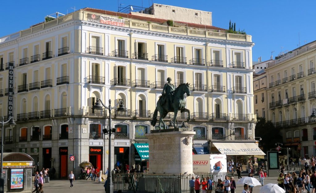 Vi passerade den öppna platsen Puerta del Sol på vår "hop on, hop off" tur. 