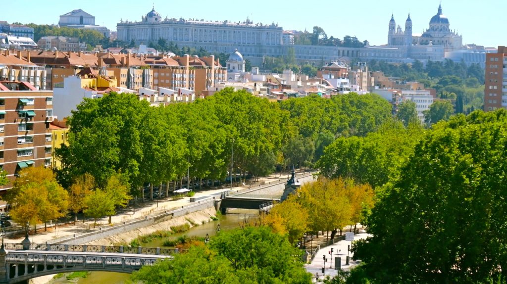 Kungliga slottet i Madrid och Catedral de La Almudena överst i bild