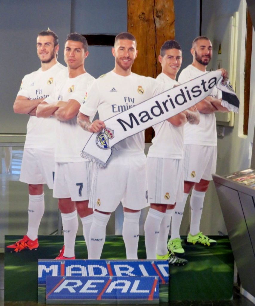 Fotbollslaget Real Madrid skyltar bra för sin stad och sitt lag. 