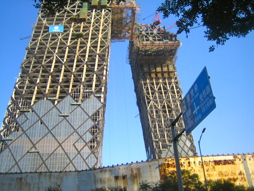 Peking en stad i förvandling. Här 2007 när det nya tvtornet byggs.