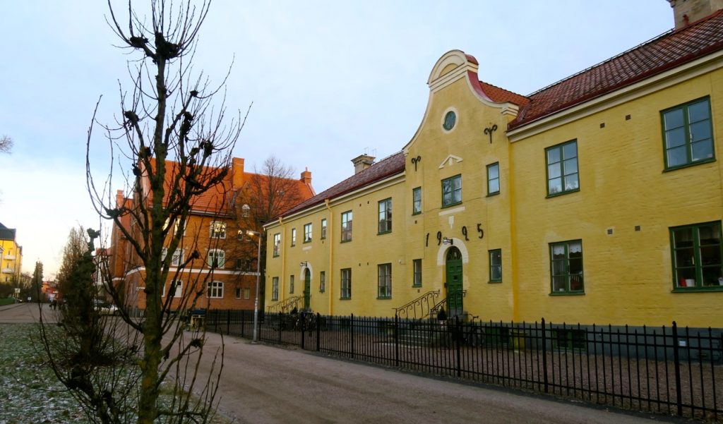 Upplysande hus i Uppsala som talar om sin ålder. 