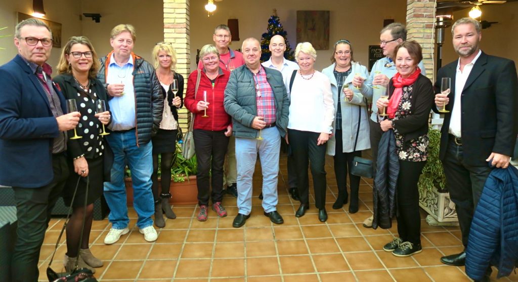Samling och gruppbild innan julmiddagen på restaurang El Patio i Torrevieja.