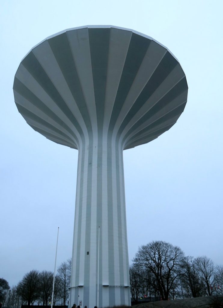 Svampen, vattentornet i Örebro får sin plats i veckans skyltning. Ett kännetecken för just Örebro. 