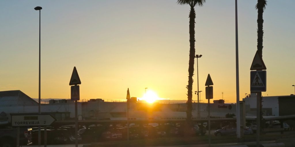 Tidig morgon och solupgång i Torrevieja . Vi väntar på att bussen ska komma och ta oss med på dagens njutflykt. 