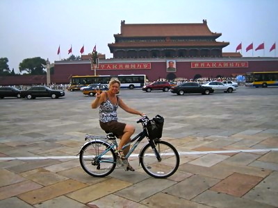 Att cykla längs Himmelska fridens torg i Peking är en stor upplevelse. Och man påminns om massakern här. 