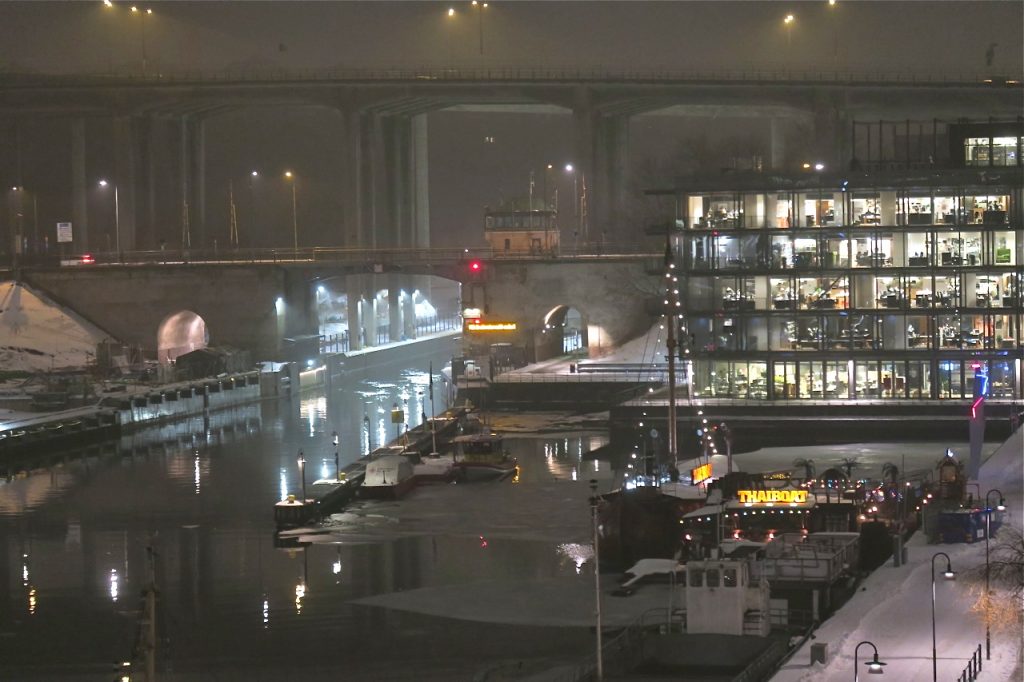 Nya möjligheter kan träda fram i dimman och speglingarna över Hammarbykanalen.