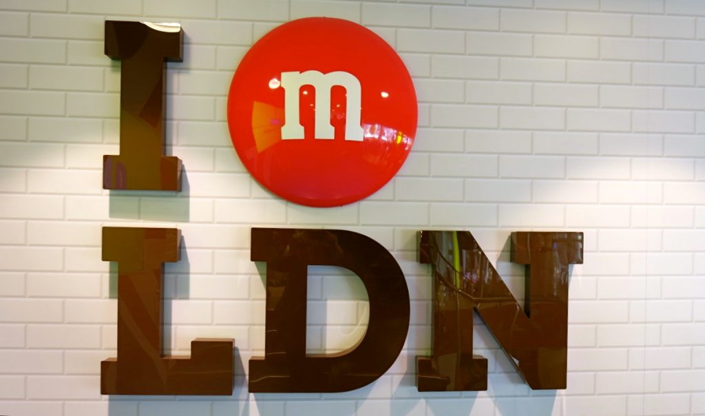 I Londons Soho finns M&M varuhuset i fem våningar. Kommersiellt men lockar nånga besökare. 