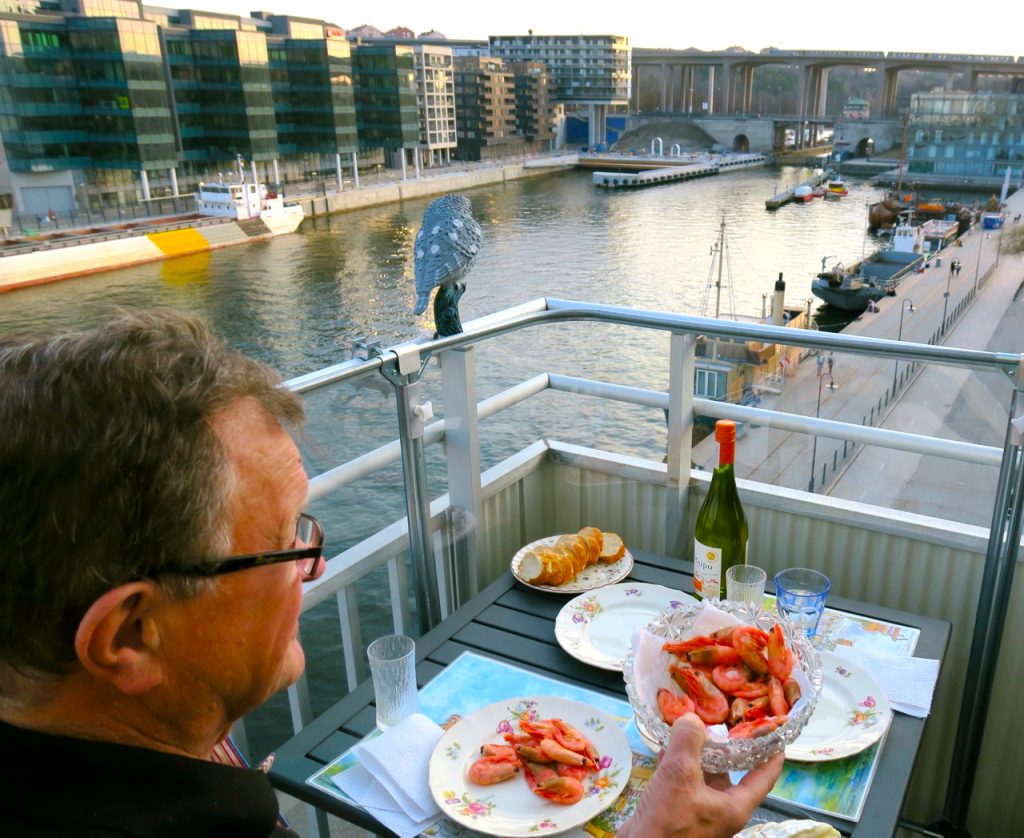 Sommarens besök välkomnas med balkongmiddag. Utsikten över Hammarbykanalen ingår. 