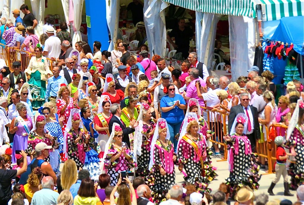 Feria de Sevillanas är slut i Torrevieja. Vackra, färgsprakande dräkter i paraden.