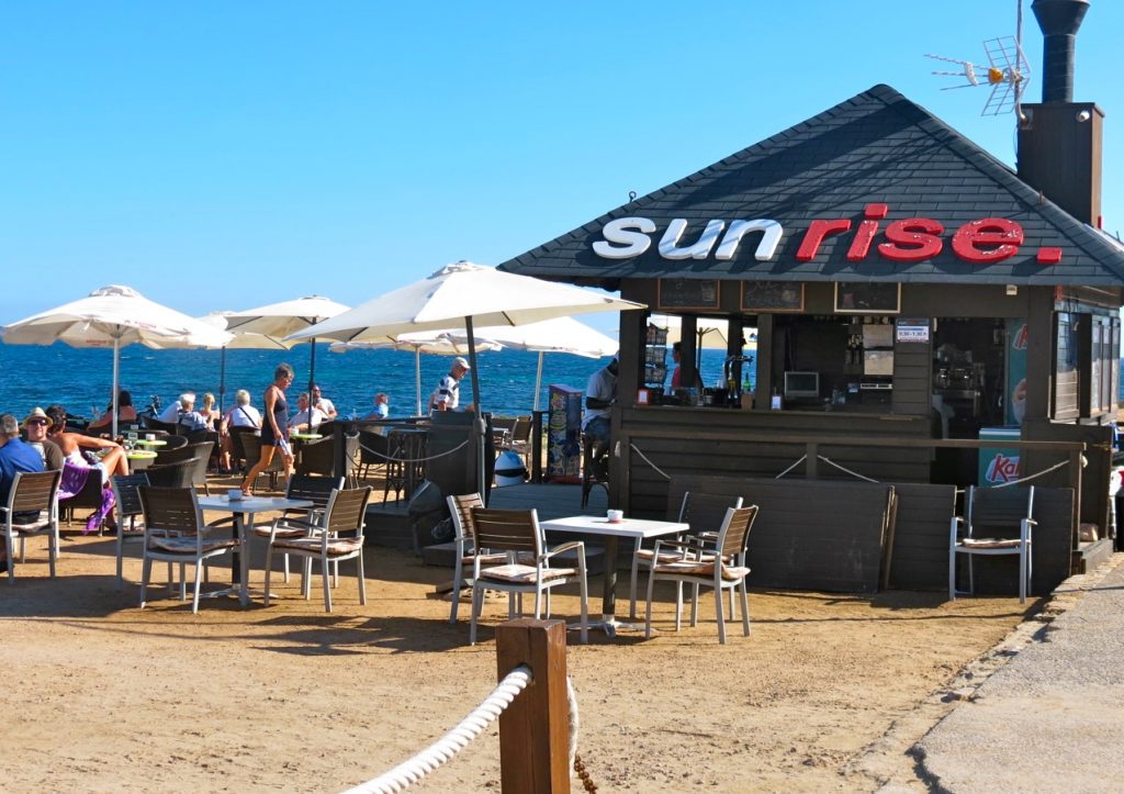 Under högsäsong uppstår många pop up restauranger och det är fint att under parasollet njuta av både solsken och hav.  