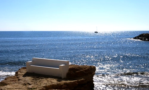 Alldeles lagom! Härligt väder med ett glittrande Medelhav. 