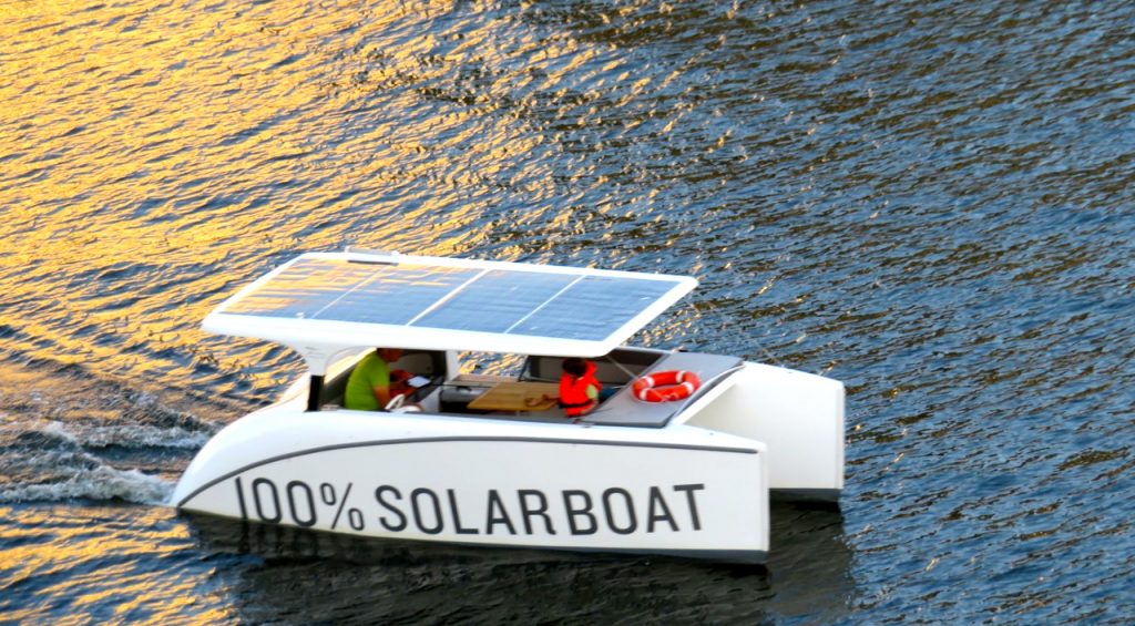 Visst känns denna soldrivna båt somring. 