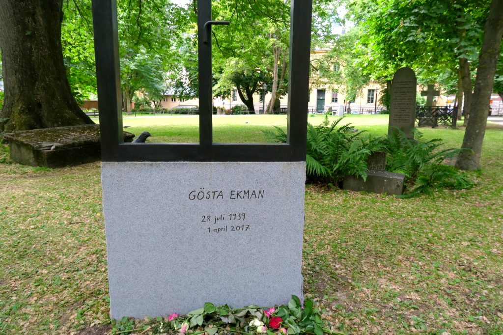 Gösta Ekmans vackra gravsten på Katarina kyrkogård. Fönstret är fin tanke. En fin symbol. n symbol. 