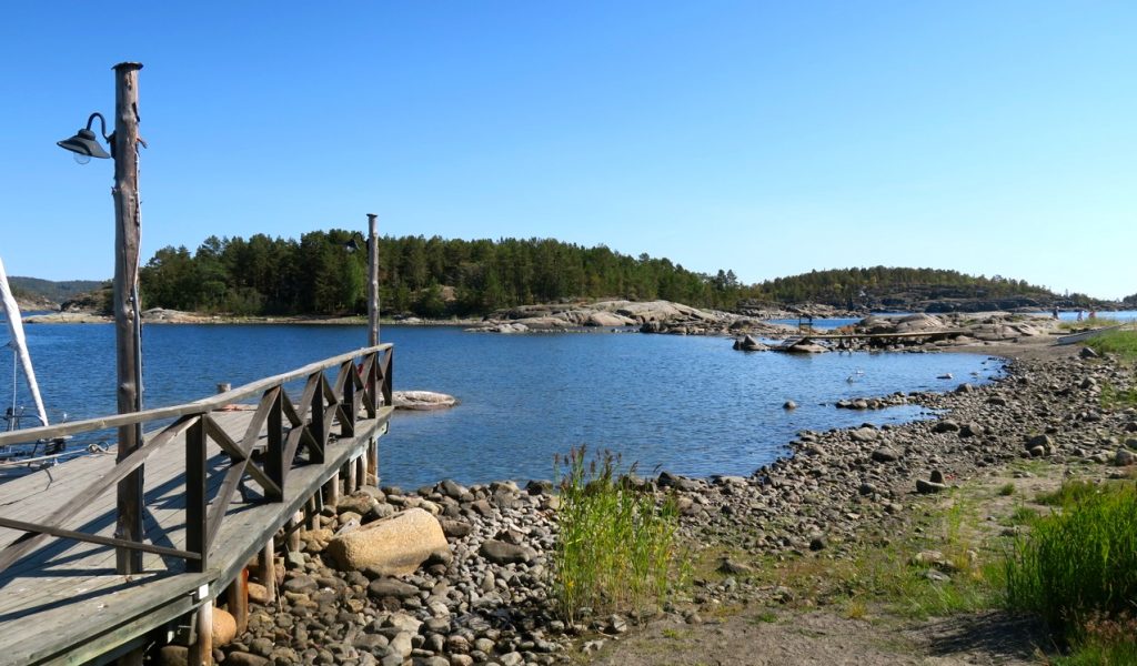 Klippor och sten i olika storlekar finns i fiskeläget Bönhamn på Höga kusten. 