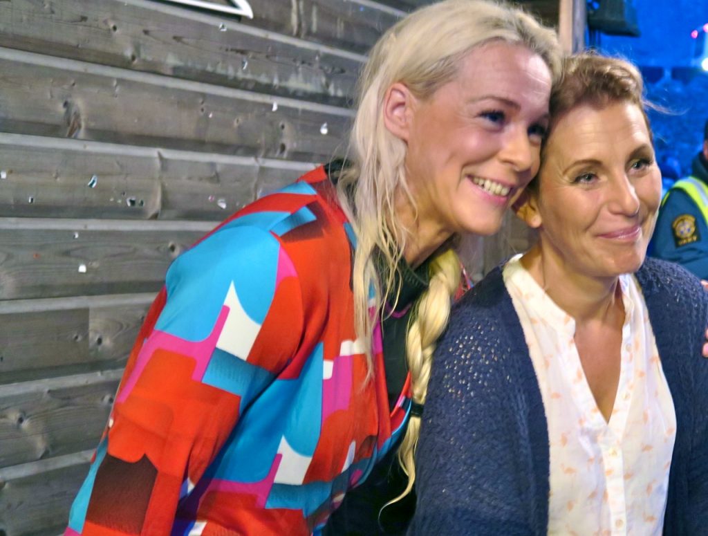 Helen Sjöholm och Malena Eenman har roligt tillsammans på Dalhalla 