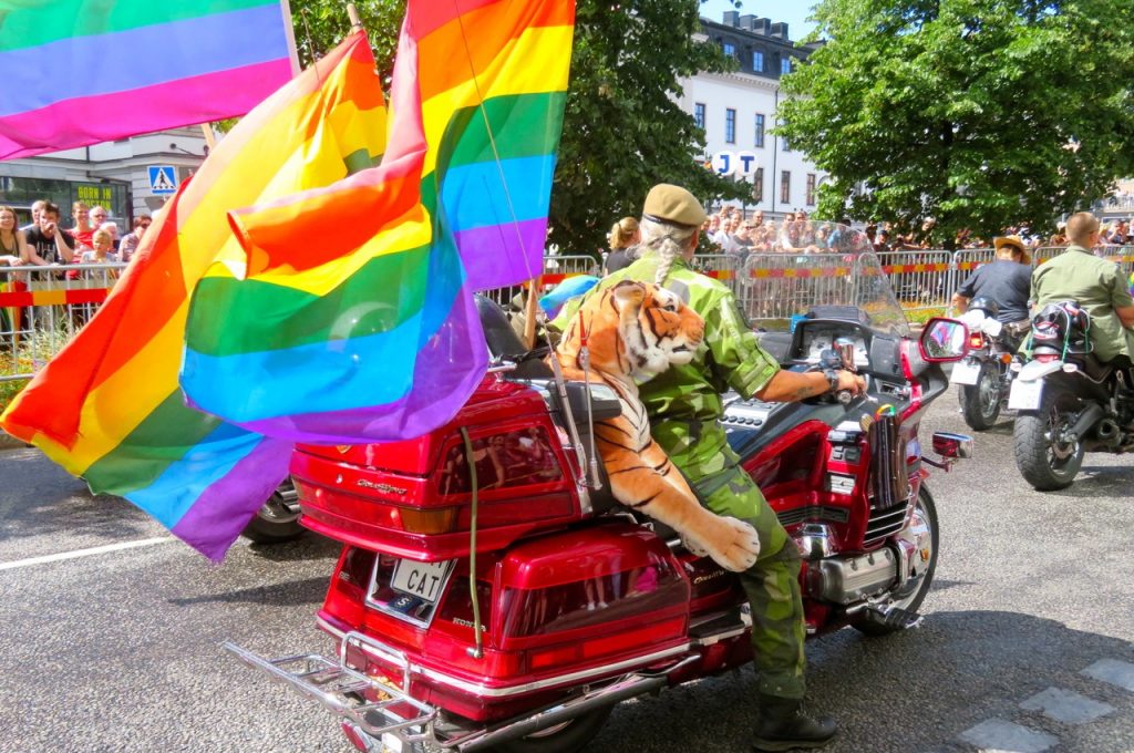 Prideparaden inleds med ett antal motorcyklar. 