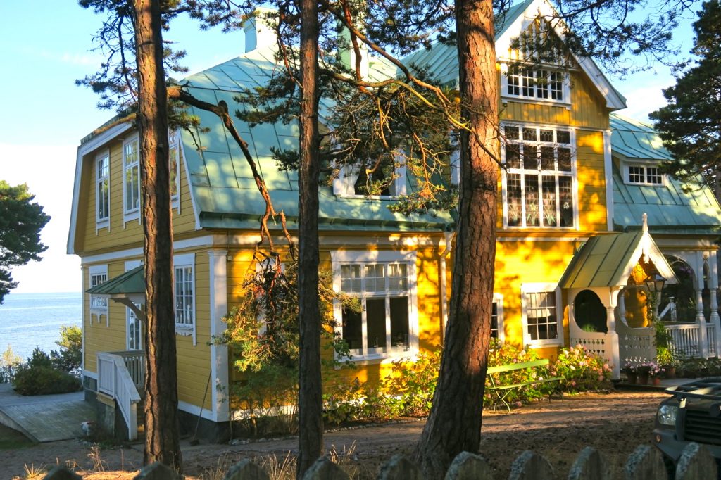 Huset som är centralt för böckerna "Morden i Sandhamn" ligger vackert på Sandön vid havet.
