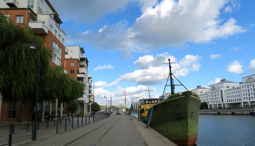 Hemma på kajen, Hammarbykajen där husbåtarna radar upp sig.