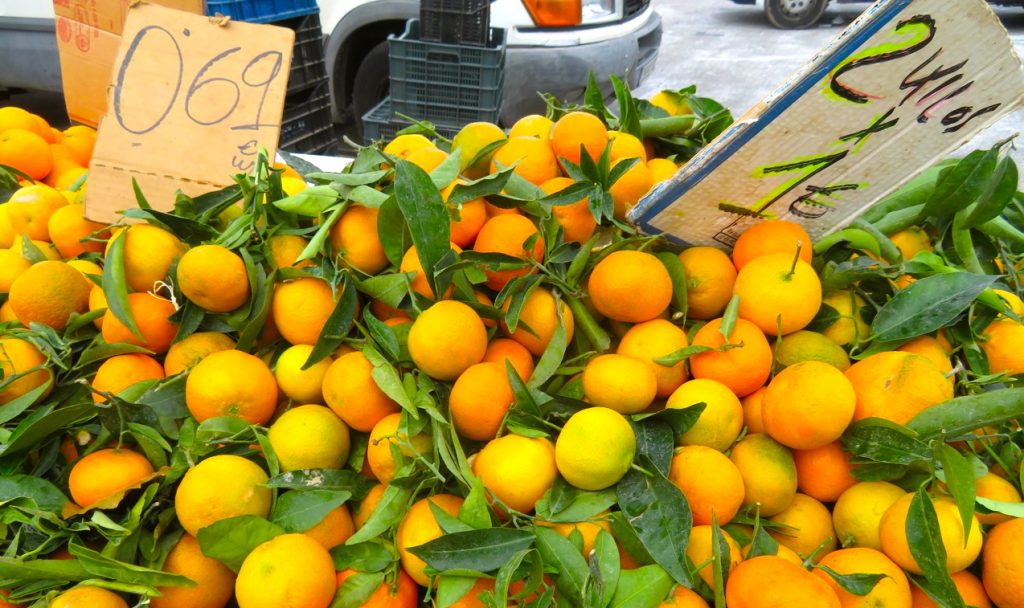 Skyltsöndag innebär att leta skyltar av skilda slag med väldigt fri tolkning. Här clementiner till salu i Torrevieja. Bra pris!