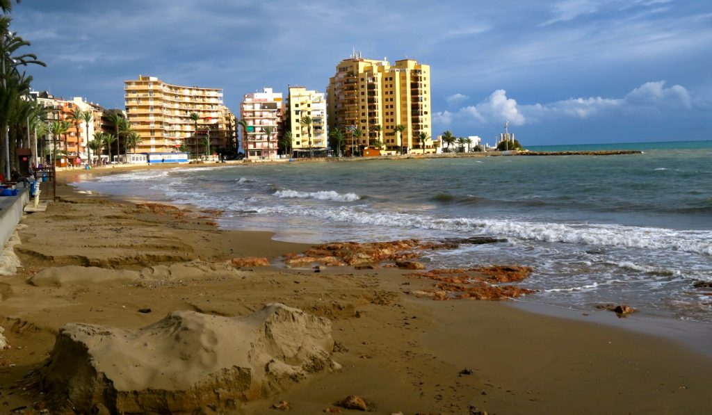 Här på Playa del Cura i Torrevieja hade söndagens stora regnmängder spolat bort stranden,