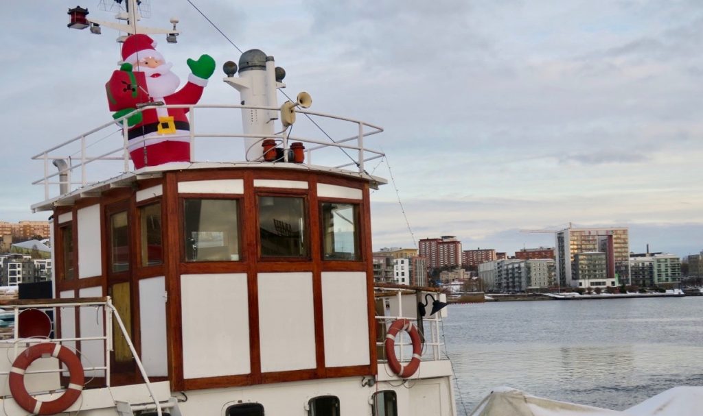 En och annan tomte finns det ute även fast julafton är förbi. Här vid Hammarbykanalen i Stockholm. 