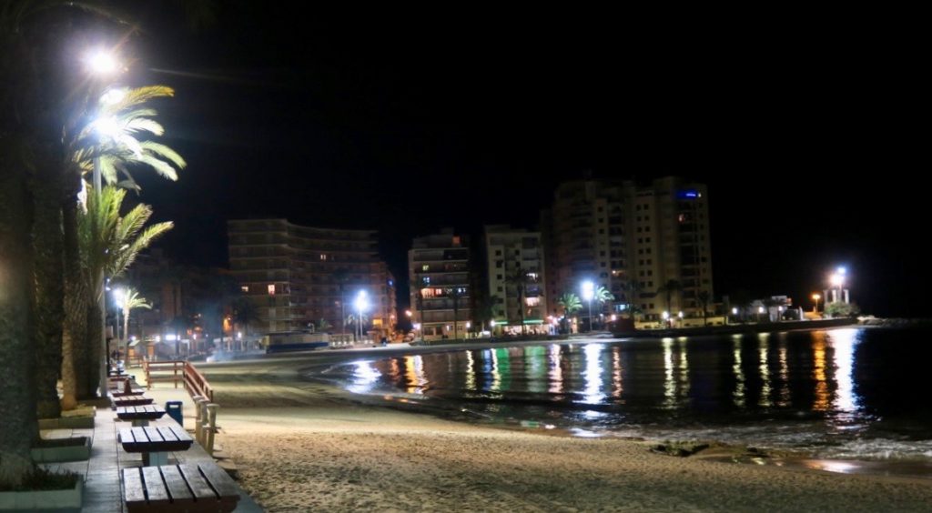 Strandpromenaden i Torrevieja. Strax dags för ett nytt år att ta över. 