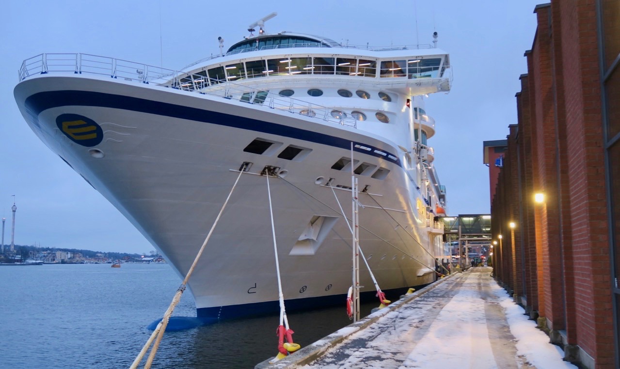 Kryssningsfartyget Birka Paradise ligger vid Stadsgårdskajen i Stockholm och välkomnar sina passagerare.