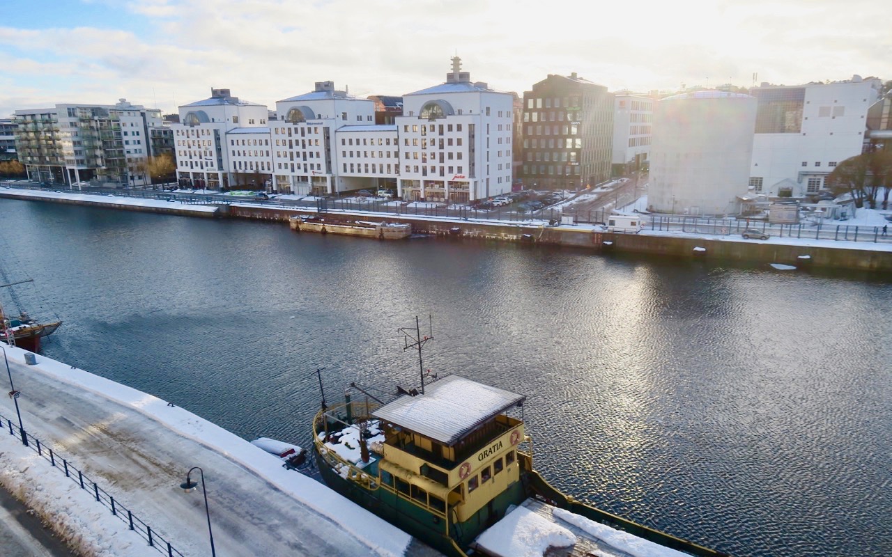 Jag gör ett test och skriver mitt öfrsta blogginlägg offline. Fin utsikt över Hammarbykanalen ger inspiration. 
