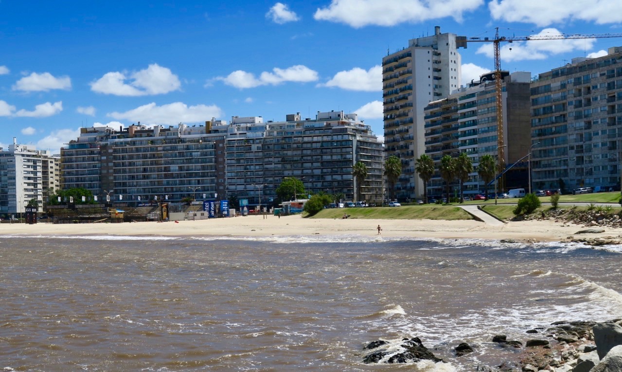 Rio de la Plata i Montevideo. Många stränder finns längs vattnet. 